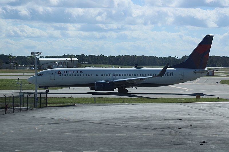 File:Boeing 737-8EH(WL) (11-12-2022).jpg