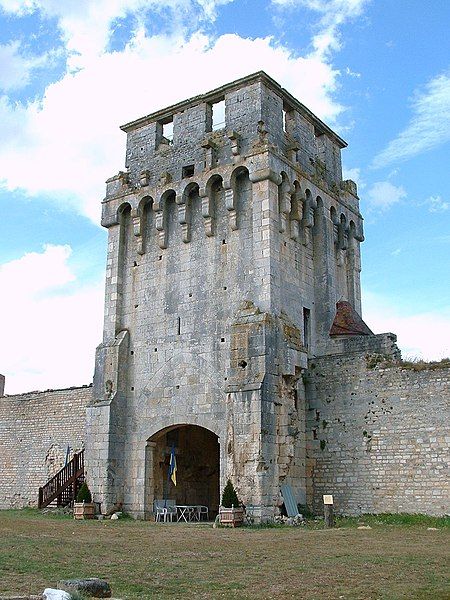 File:Château-de-Druyes 8.JPG