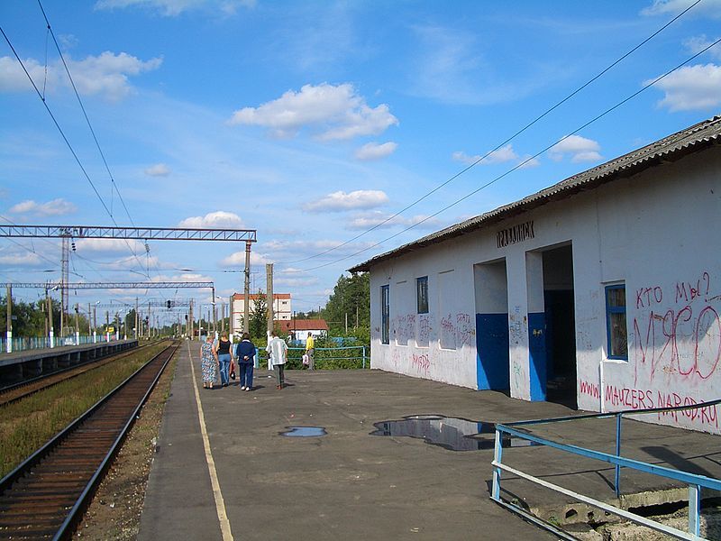 File:E7100-Pravdinsk-station.jpg