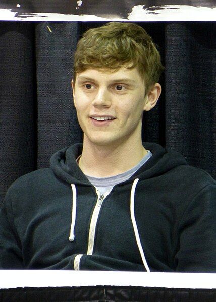 File:Evan Peters 2014.jpg