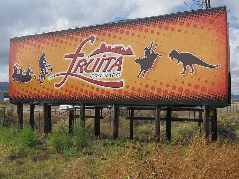 File:Fruita-Interstate70-signage.JPG