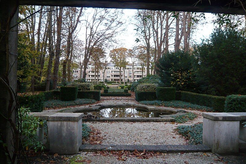 File:Het Kareol-park garden.jpg