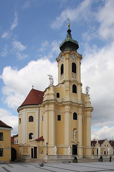 File:Laxenburg Kirche 1.JPG