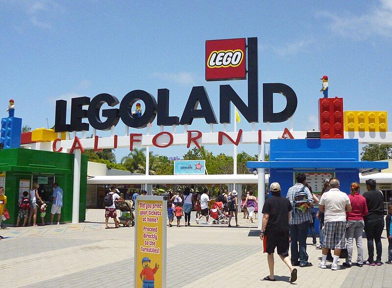 File:Legolandcaliforniaentrance.JPG