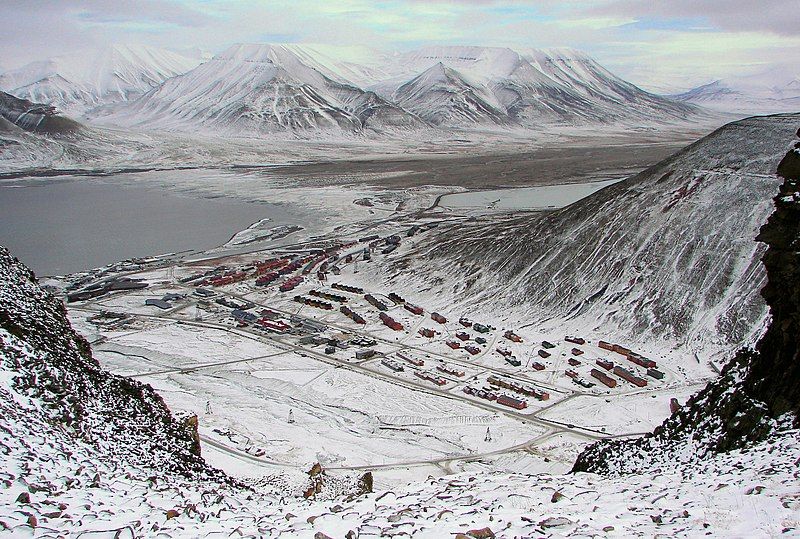 File:Longyearbyen-Adventsfjorden-And-Valley.jpg