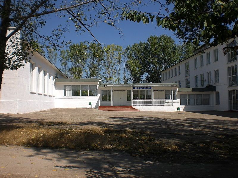 File:Onitcani school.jpg