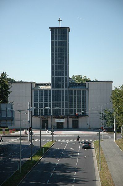 File:Pfarrkirche Bindermichl.JPG