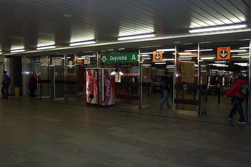 File:Praha, Dejvická, vestibul.jpg