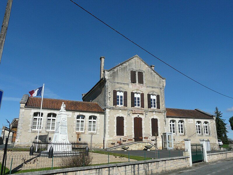 File:Saint-Michel-de-Double mairie.JPG