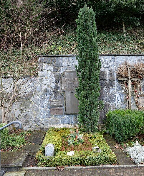 File:StrubFamilyGrave-VaduzCemeteryLiechtenstein RomanDeckert04012024.jpg