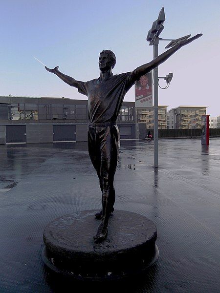 File:Tony Adams statue.jpg