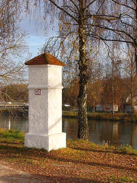 File:XI. Burgfriedenssäule Landshut.JPG