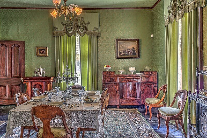 File:21-13-001-dining-room.jpg