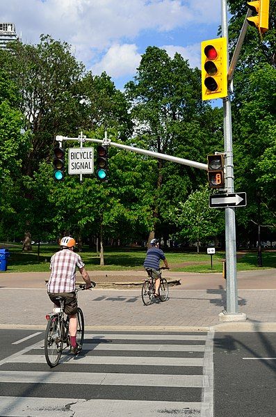 File:BicycleSignalToronto2.jpg