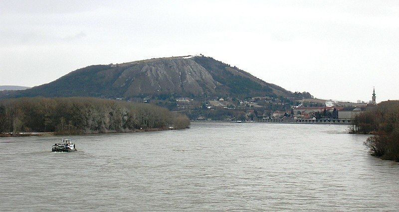 File:Braunsberg and Donau.jpg