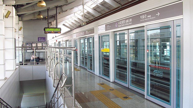 File:Busan-gimhae-light-rail-transit-17-Royal-tomb-of-king-suro-station-platform-20180331-165332.jpg