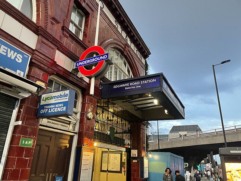 File:Edgware station bakerloo.jpg