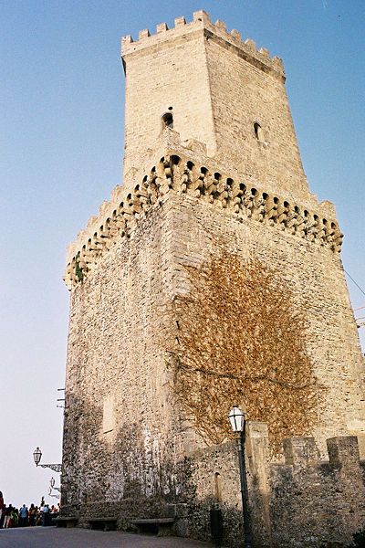 File:Erice-Castle-bjs-1.jpg