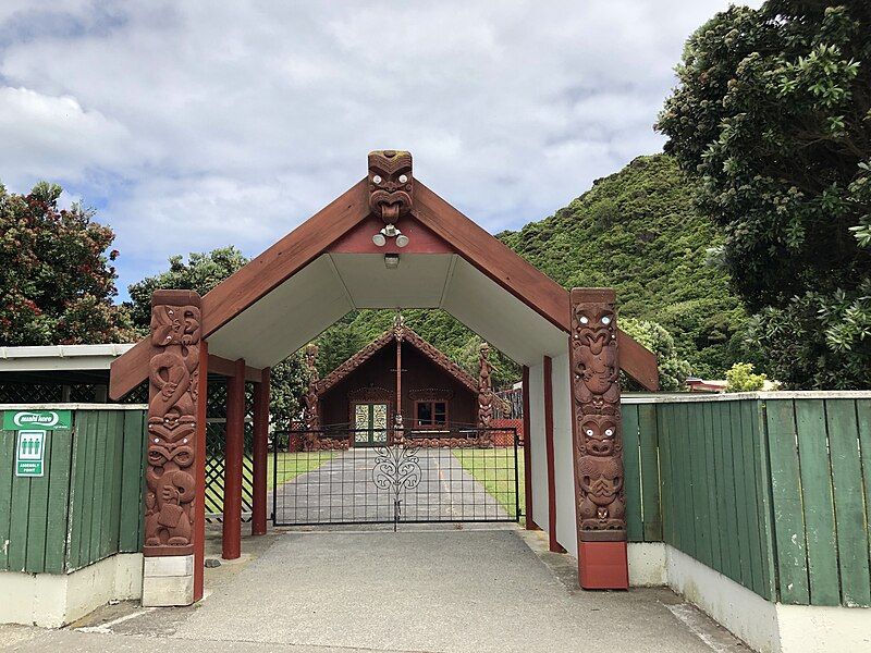 File:Hongoeka Marae.jpg