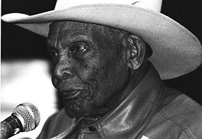 Owens performing at the Utrecht Blues Estafette, 1995 (photograph: Phil Wight)