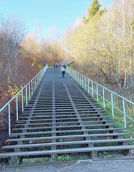 File:Malminkartanonhuippu-stairs-Helsinki.jpg