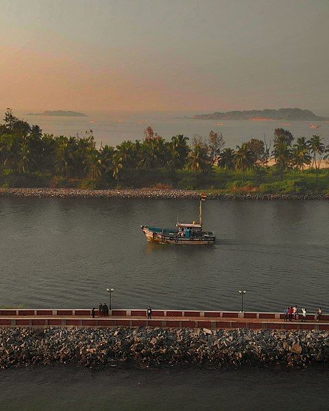 File:Malpe Sea Walk.jpg