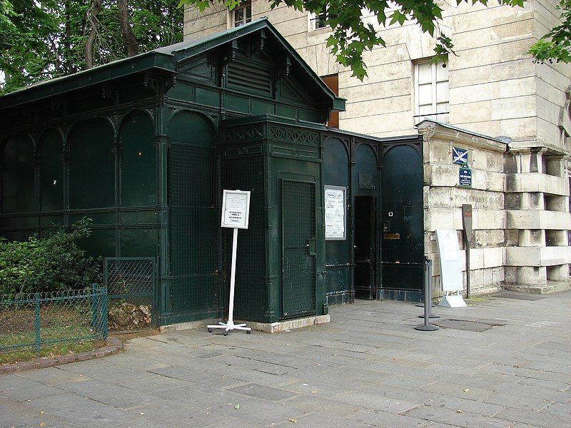 File:Paris Catacombs Entrance.jpg