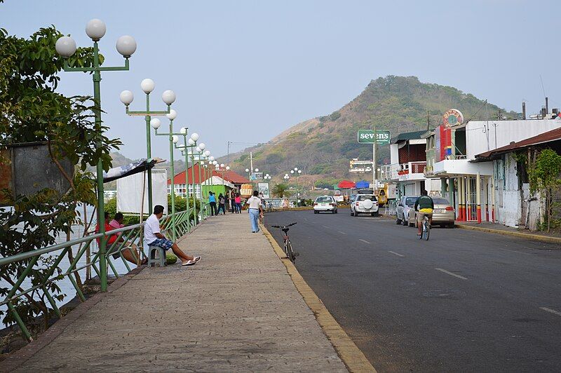 File:RoadAlongLakeCatemaco.JPG