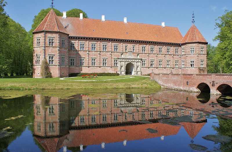 File:Schloss Voergaard.JPG