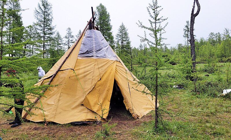 File:Tsaatan tent.jpg