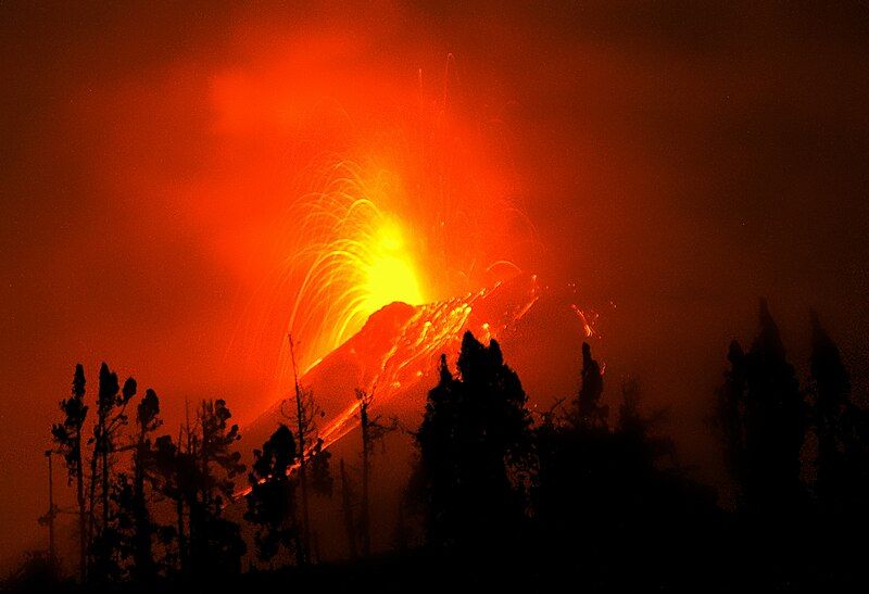 File:Volcán Tungurahua 2011.jpg