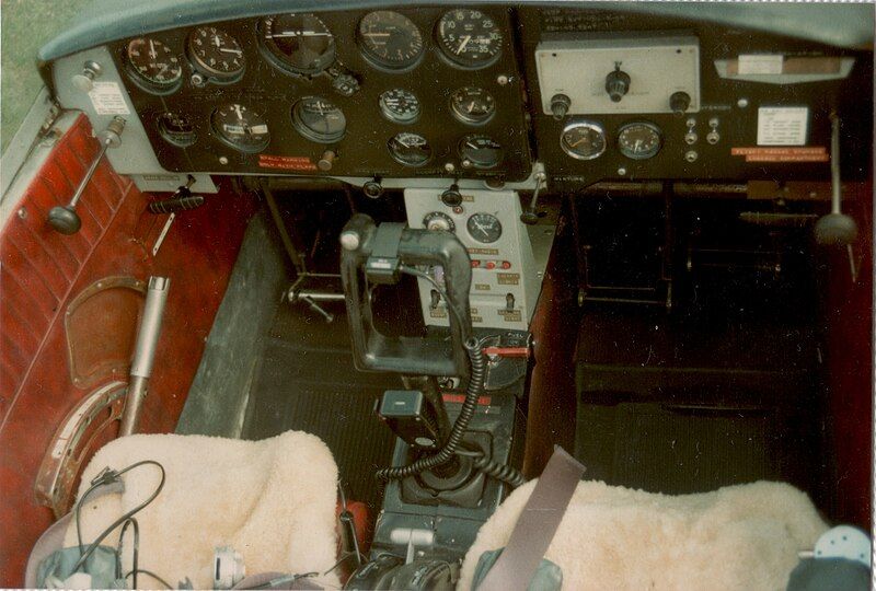 File:Airtourer 115 cockpit.jpg