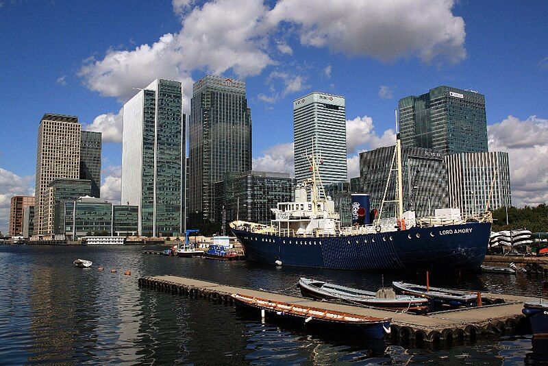 File:Canary Wharf 2010-08a.jpg