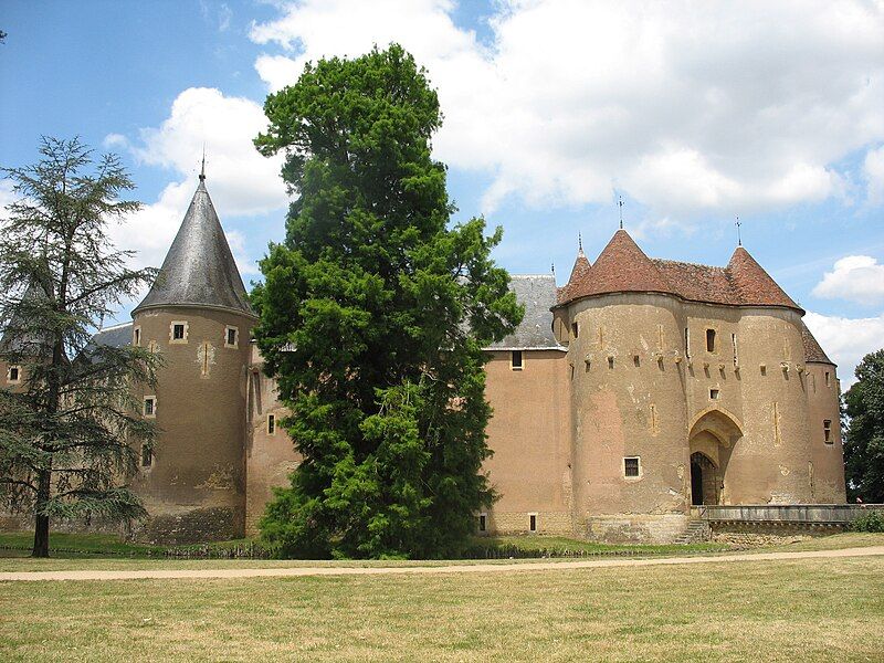 File:Château d'Ainay-le-Vieil 02.jpg