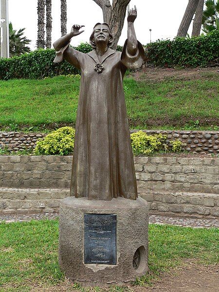 File:Chabuca Granda monumento.JPG