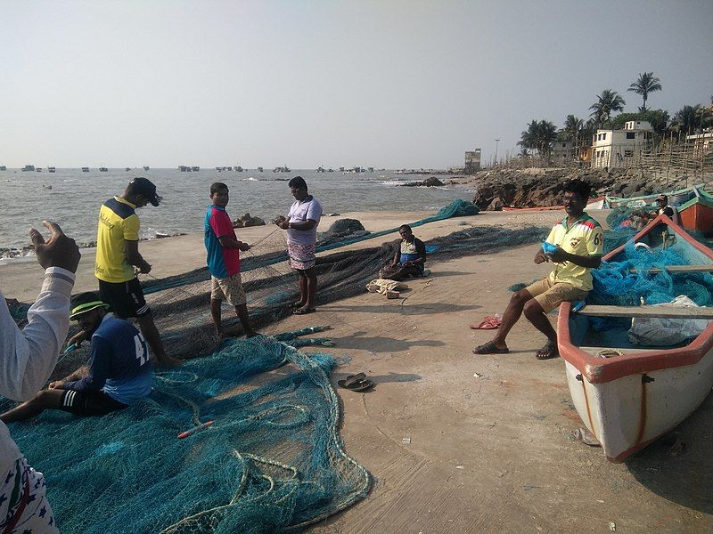 File:Fishermen in Uttan.jpg