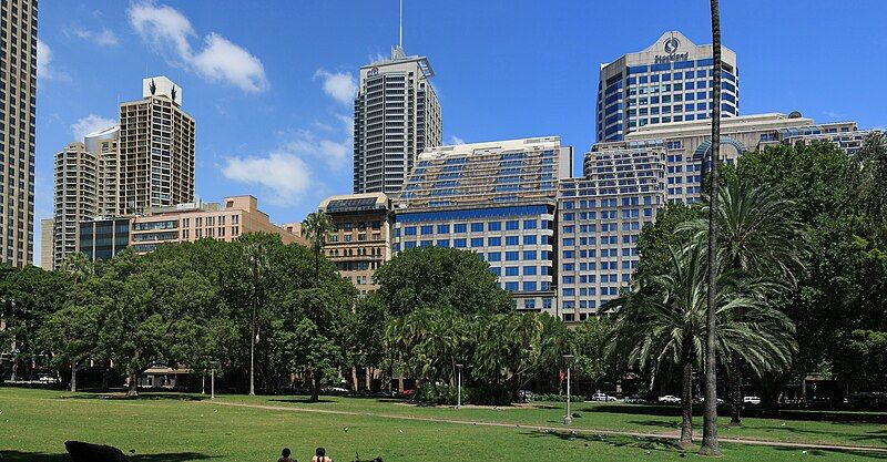 File:Hyde Park Sydney..jpg