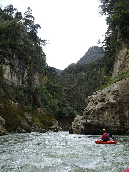 File:Kayaking the Mohaka.jpg