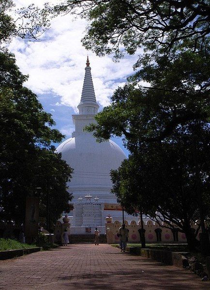 File:Mahiyangana Dagoba.jpg