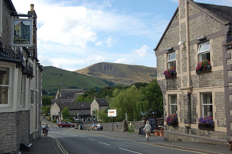 File:Mam-tor-from-castleton.jpg