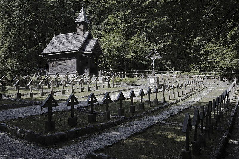 File:MilitaryCemeteryUkanc03.jpg