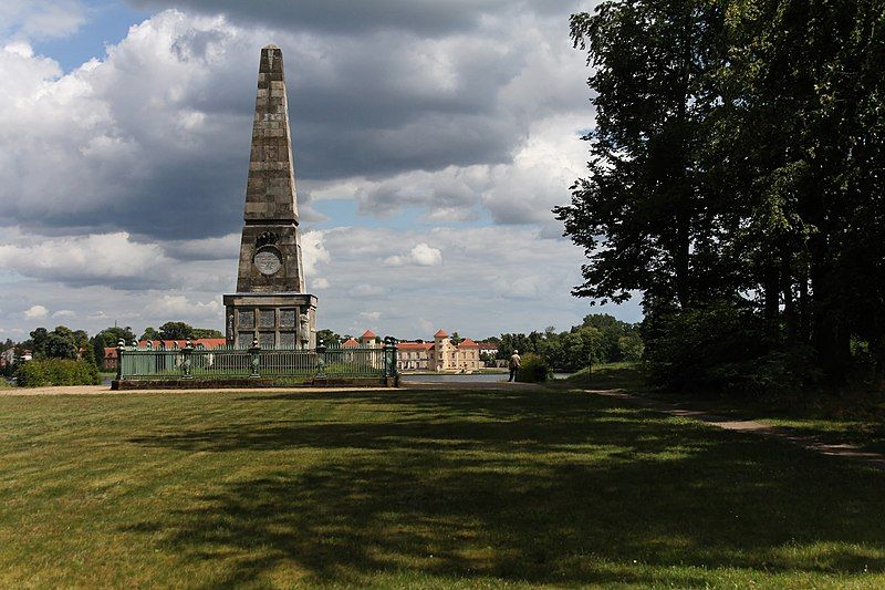 File:Schloss Rheinsberg Obelisk.jpg