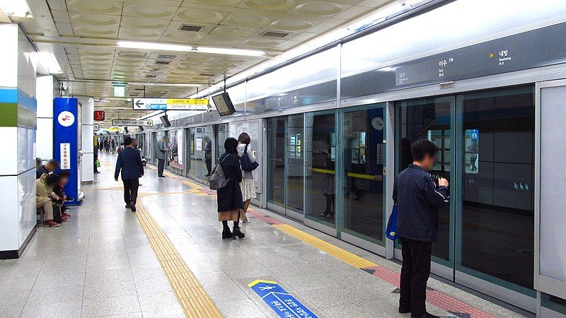 File:Seoul-metro-736-Isu-station-platform-20191022-162752.jpg