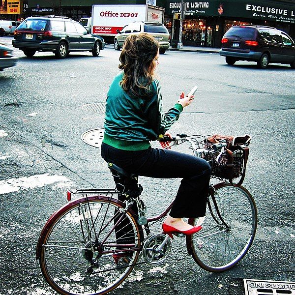 File:Texting in traffic.jpg