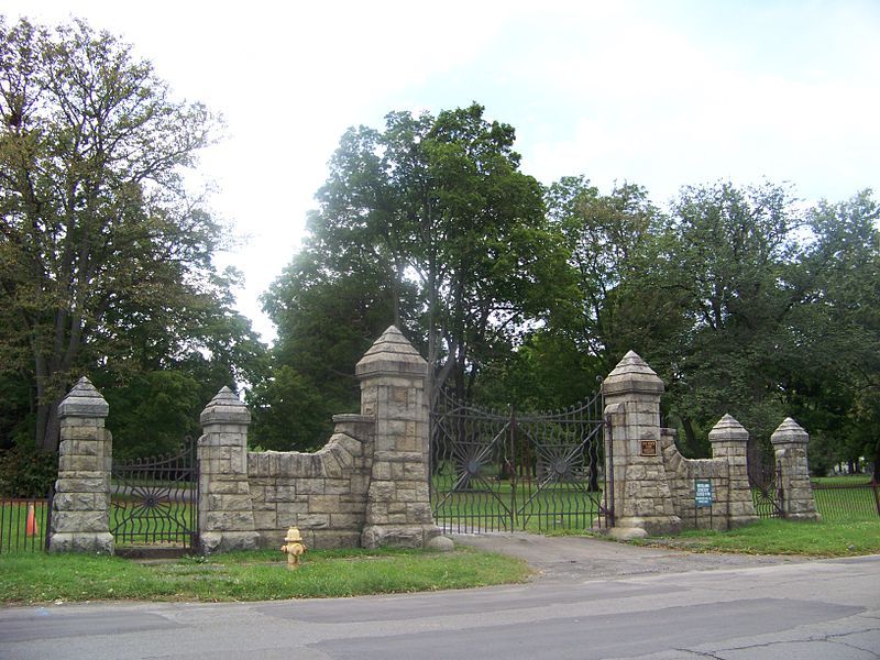 File:Woodlawn Cemetery Gate.jpg