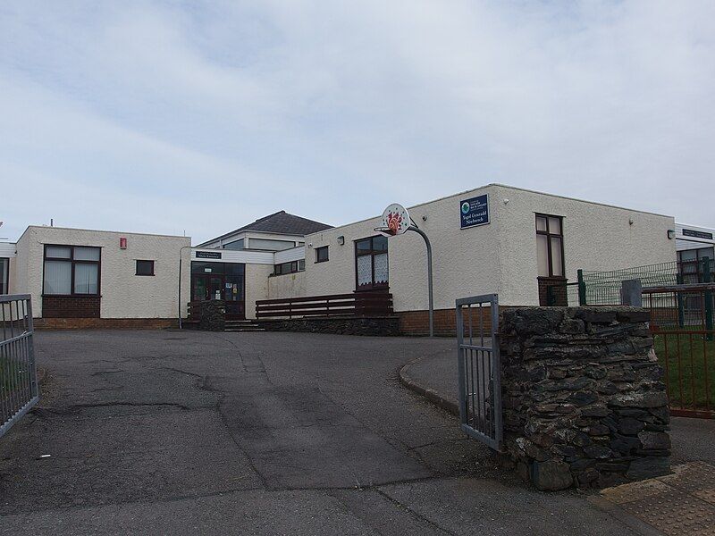 File:Ysgol Niwbwrch (1).jpg