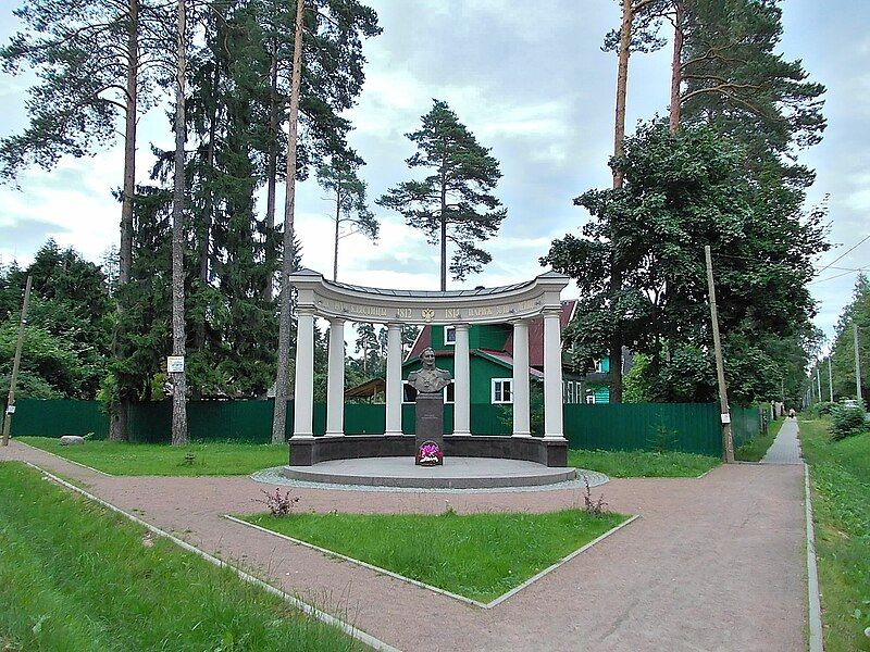 File:Памятник в Сиверском.jpg