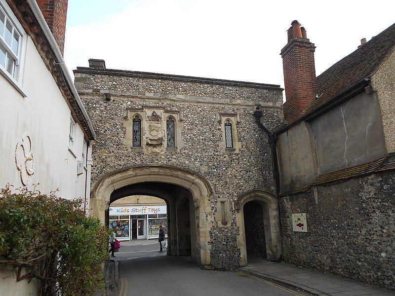 File:Canon Gate, Chichester.jpg