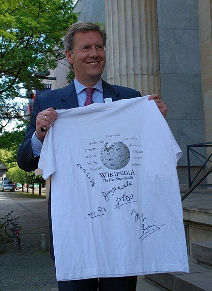 File:Christian-Wulff-white-free-travel-shirt.jpg