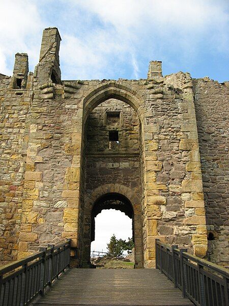 File:Dirleton gate.jpg